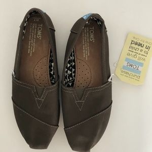 NWT Womens Classic Toms -size 7 Olive